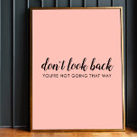 Schauen Sie nicht zurück | Modernes Hochheben von  Poster<br><div class="desc">Einfaches, stilvolles "Nicht zurückblicken", individuelles Design mit moderner Schrift-Typografie auf einem rot-rosa Hintergrund in minimalistischem Design-Stil, inspiriert von Positivität und Zukunftsorientierung. Der Text kann leicht angepasst werden, um Ihren eigenen Namen oder einen eigenen Slogan für das perfekte Erziehungsgeschenk hinzuzufügen! #dontlookback #positivevibes #positivity #covid #covid19 #coronavirus #pandemic #corona #behappy #happy #goodvibes...</div>