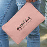 Schauen Sie nicht zurück | Modernes Hochheben von  Zubehörtasche<br><div class="desc">Einfaches,  stilvolles "Nicht zurückblicken",  individuelles Design mit moderner Schrift-Typografie auf einem rot-rosa Hintergrund in minimalistischem Design-Stil,  inspiriert von Positivität und Zukunftsorientierung. Der Text kann leicht angepasst werden,  um Ihren eigenen Namen oder einen eigenen Slogan für das perfekte Erziehungsgeschenk hinzuzufügen! #dontlookback #positivevibes #positivity #behappy #happy #goodvibes</div>