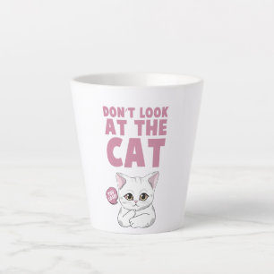 Schauen Sie sich die Katze nicht an - die sonnige Milchtasse