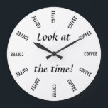 Schauen Sie sich die Zeit an! Kaffeezeit Große Wanduhr<br><div class="desc">Es ist immer Zeit für Kaffee! Und mit dieser lustigen Uhr werden Sie immer daran erinnert, Ihre nächste Cuppa zu bekommen! Niemand kann dir jetzt sagen. Perfekt für Zuhause, aber noch besser für die Arbeit, damit Sie und Ihre Kollegen während des Arbeitstages Spaß haben können. Holen Sie sich selbst oder...</div>