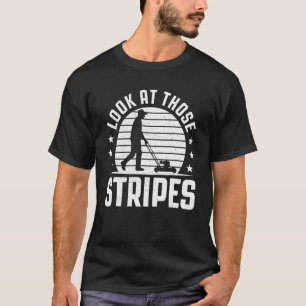 Schauen Sie sich diese Streifen Rasenmäher an. T-Shirt
