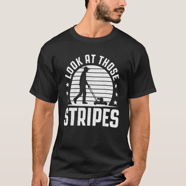 Schauen Sie sich diese Streifen Rasenmäher an. T-Shirt (Vorderseite)