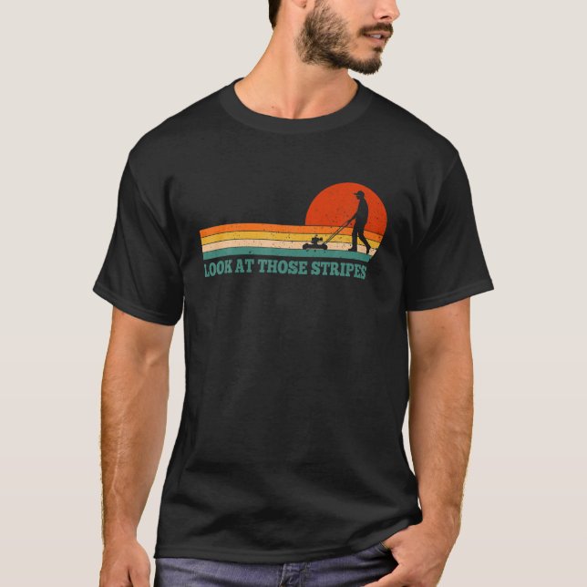 Schauen Sie sich diese Streifen Rasenmäher an. T-Shirt (Vorderseite)
