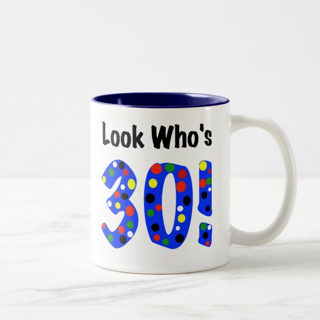 Schauen Sie, wer 30 ist Zweifarbige Tasse (Rechts)