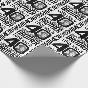 Schauen Sie, wer 40 Foto Bruder Mono 40. Geburtsta Geschenkpapier