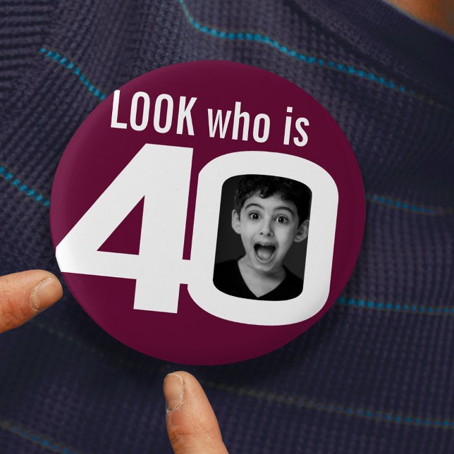 Schauen Sie, wer 40 Foto dunkelrot weiß ist 40. Ge Button (Von Creator hochgeladen)