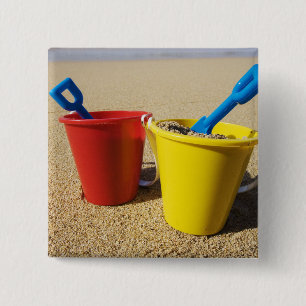 Schaufeln und Eimer auf Sandy-Strand Button