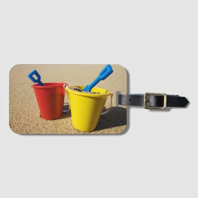Schaufeln und Eimer auf Sandy-Strand Gepäckanhänger (Vorderseite (Horizontal))