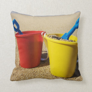 Schaufeln und Eimer auf Sandy-Strand Kissen