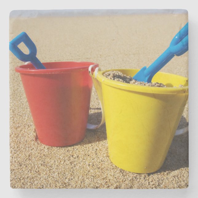Schaufeln und Eimer auf Sandy-Strand Steinuntersetzer (Vorderseite)