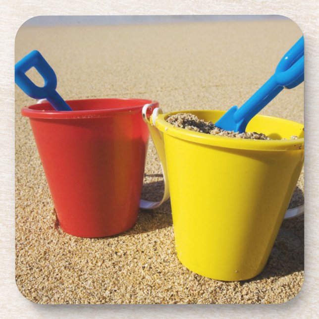Schaufeln und Eimer auf Sandy-Strand Untersetzer (Vorderseite)