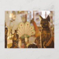Schaufenster mit Katzenskulptur