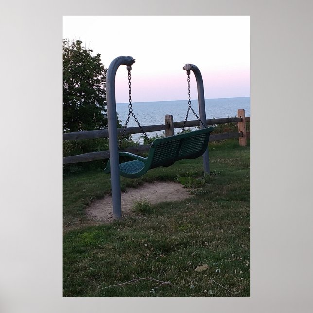 Schaukel mit Blick auf den See Poster (Vorne)