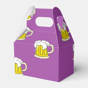 Schaumbecher auf lila geschenkschachtel