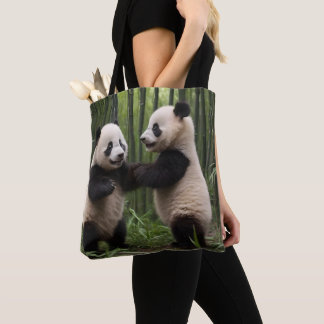 Schaurige Wunder: Baby Pandas spielen im Wald Tasche