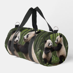 Schaurige Wunder: Babypandas spielen im Wald Duffle Bag