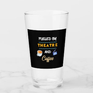 Schauspieler mit Theaterkaffee Glas