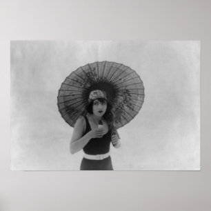 Schauspielerin Betty Compson, die Eiscreme isst Poster