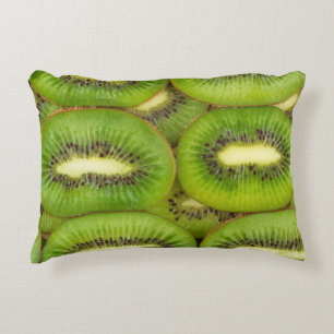 Scheiben aus frischen und reifen Kiwi-Früchten in  Dekokissen