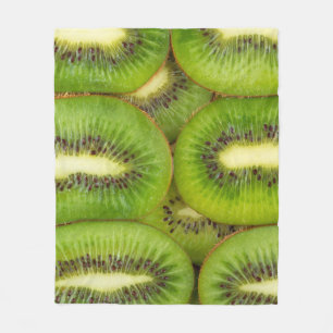 Scheiben aus frischen und reifen Kiwi-Früchten in  Fleecedecke