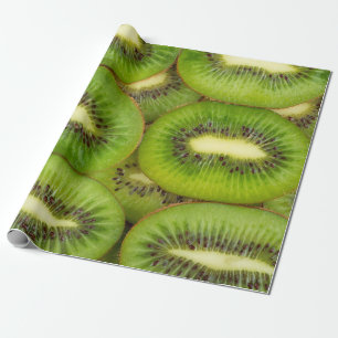 Scheiben aus frischen und reifen Kiwi-Früchten in  Geschenkpapier