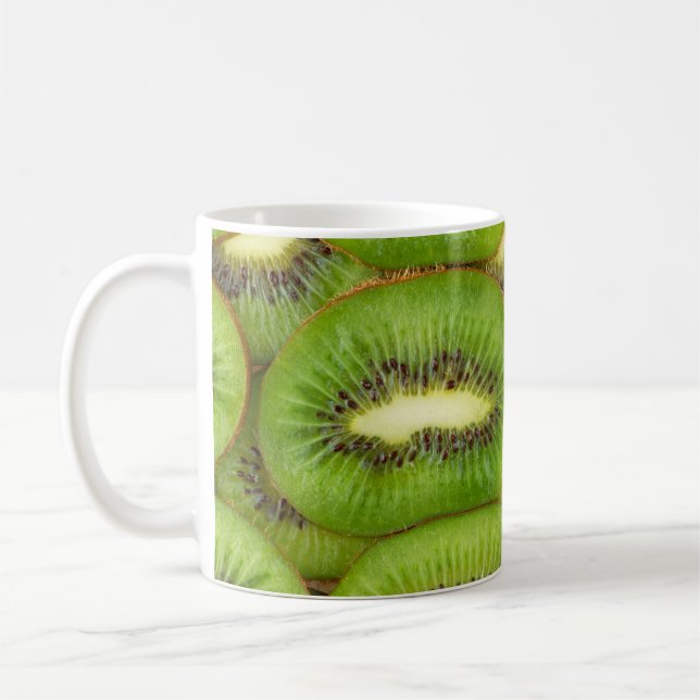 Scheiben aus frischen und reifen Kiwi-Früchten in  Kaffeetasse (Links)