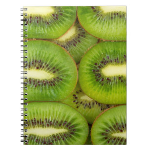 Scheiben aus frischen und reifen Kiwi-Früchten in  Notizblock