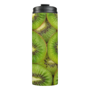 Scheiben von frischem und reifem Kiwi-Frucht in Re Thermosbecher