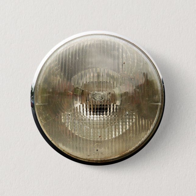 Scheinwerfer eines Oldtimers mit runder Klarglasli Button (Vorderseite)