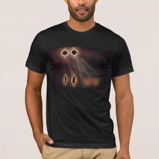 Scheinwerfer im dunklen T-Shirt der Männer