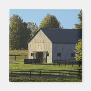 Scheune auf Vollblut-Pferdefarm bei Sonnenaufgang, Magnet