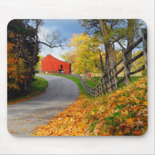 Scheune im Fall Mousepad