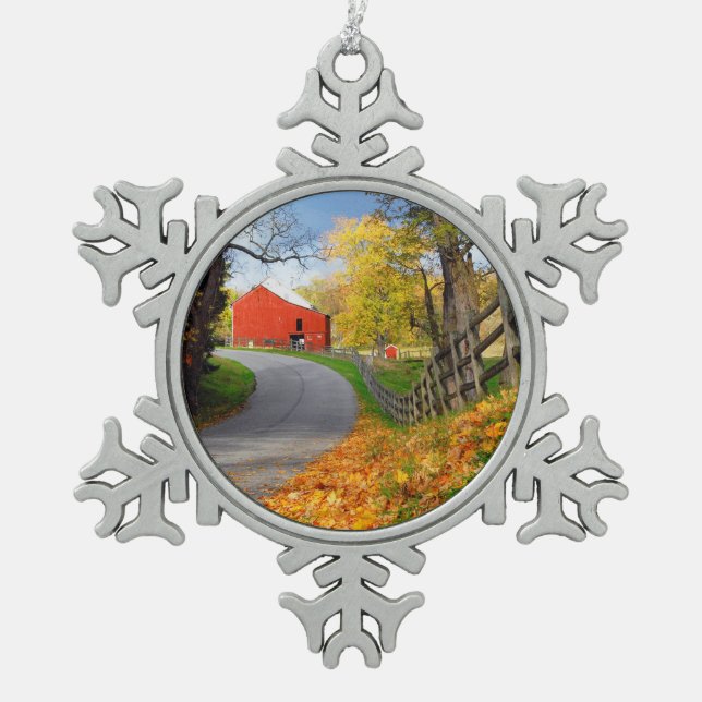 Scheune im Fall Schneeflocken Zinn-Ornament (Vorderseite)