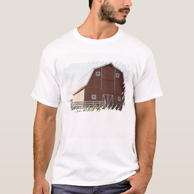 Scheune in der ländlichen Landschaft T-Shirt (Vorderseite)