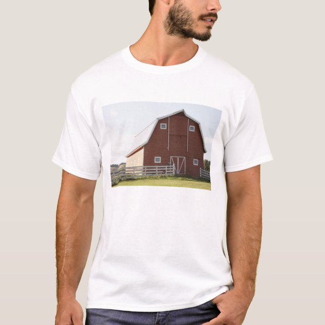 Scheune in der ländlichen Landschaft T-Shirt (Vorderseite)