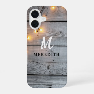 Scheunenholz Rustikale Eleganz Lichterkette Monogr iPhone 16 Hülle