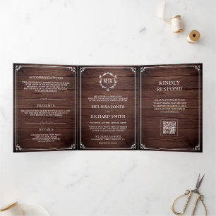 Scheunenholz und weißer Monogramm-QR-Code Hochzeit Dreifach Gefaltete Einladung