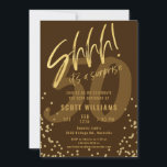Schhhh! Es ist eine überraschende Gold Geburtstags Einladung<br><div class="desc">Schhhh! Es ist eine Überraschung Gold Geburtstag Party Einladung Spaß Dunkler Tan und Gold 50. Geburtstag Party Einladung</div>