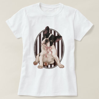 Schicke französische Bulldogge und klassische T-Shirt