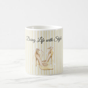 Schicke gelbe High Heels mit Streifen Kaffeetasse
