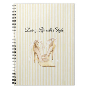 Schicke gelbe High Heels mit Streifen Notizblock