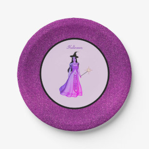 Schicke Halloween-Hexe auf violettem und glitzernd Pappteller