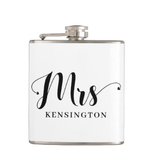 Schicke personalisierte Mrs Newlywed Typografie Flachmann