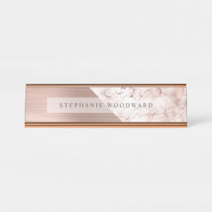 Schicke Roségold gebürstetes Metall rosa Marmor Schreibtischnamensplakette