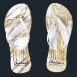 Schickes Gold und weiße Marmorteam-Braut Flip Flops<br><div class="desc">Elegant, Chic und modernes Imitat Druckgold und weiße Marmormuster, Team-Brautandenken drehen Sie Reinfälle um. Dieser klassische und hoch entwickelte Entwurf ist für die noble, trendy und stilvolle Brautjungfer oder die Trauzeugin perfekt. Tragen Sie sie zum Junggeselinnen-Abschied oder zu jedem möglichem Vorhochzeit Ereignis, um Ihre Unterstützung für die Braut zu zeigen....</div>