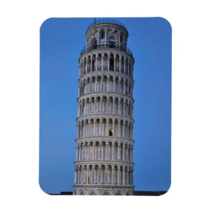 Schiefer Turm in der Dämmerung Magnet