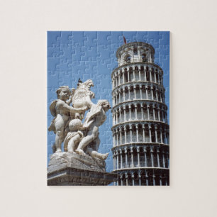 Schiefer Turm von Pisa mit Cherub Statue