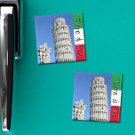 Schiefer Turm von Pisa und Putti Magnet<br><div class="desc">Dieser Kühlschrankmagnet zeigt den wunderschönen Schiefen Turm von Pisa (Toskana,  Italien) auf der Piazza dei Miracoli,  mit der Statue des Putti Brunnen,  und die italienische Fahne auf der rechten Seite mit den Worten "Torre di Pisa" in schwarz.</div>