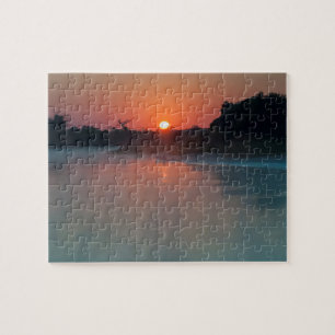 Schiff bei Sonnenaufgang am Fluss