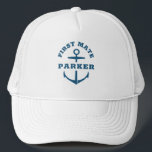 Schiff der Nautical Anchor Navy der Custom First M Truckerkappe<br><div class="desc">Maßgeschneiderter Bootshut mit einem marineblauen nautischen Anker,  der FIRST MATE und Ihren personalisierten Namen liest. Günstig für einen Bootsausflug,  ein eigenes Segelboot,  eine Yacht oder eine Bootsfahrt Crew.</div>